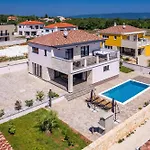 Enchanting Vacation With Pool And Jacuzzi