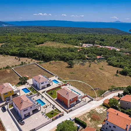 Enchanting Vacation With Pool And Jacuzzi Villa