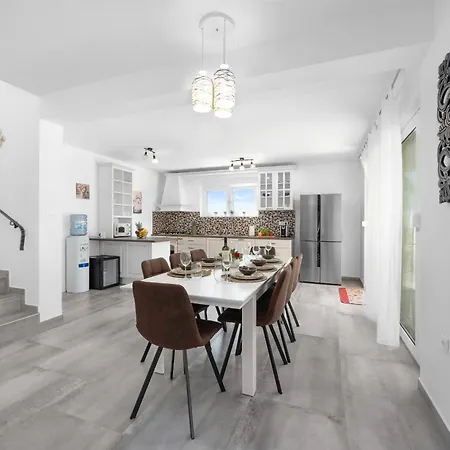 Villa Enchanting Vacation With Pool And Jacuzzi Krnica