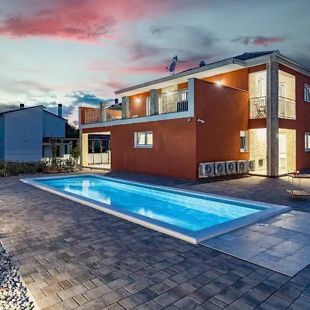 Enchanting Vacation With Pool And Jacuzzi