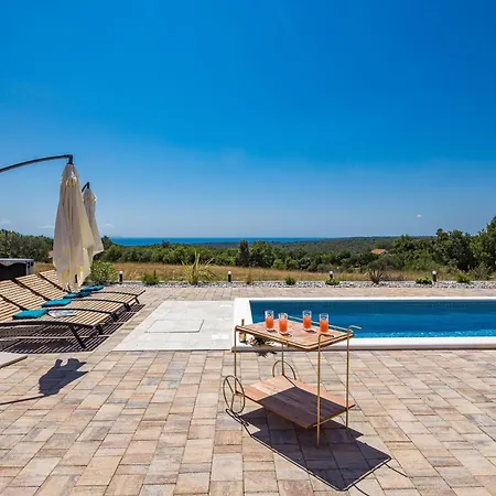 Enchanting Vacation With Pool And Jacuzzi Villa *