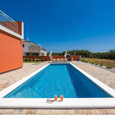 Enchanting Vacation With Pool And Jacuzzi *