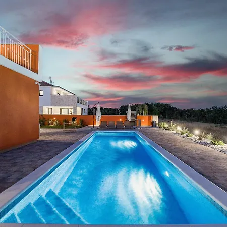 Enchanting Vacation With Pool And Jacuzzi * Krnica