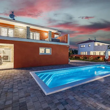 Enchanting Vacation With Pool And Jacuzzi Villa