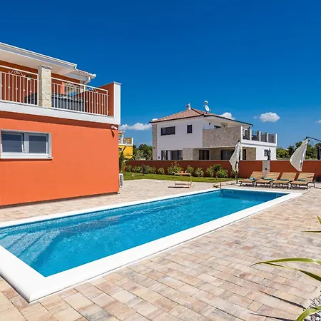 Enchanting Vacation With Pool And Jacuzzi *