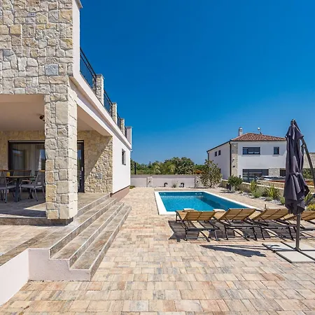 Enchanting Vacation With Pool And Jacuzzi * Krnica
