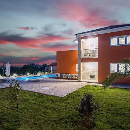 Enchanting Vacation With Pool And Jacuzzi Villa