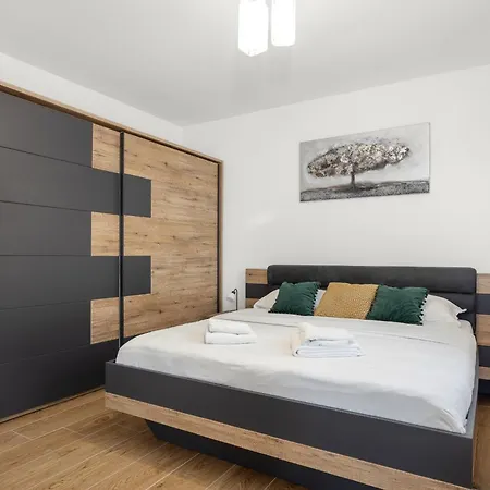 Enchanting Vacation With Pool And Jacuzzi