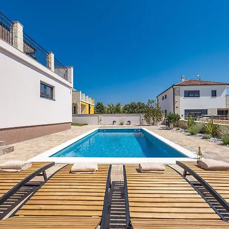 Villa Enchanting Vacation With Pool And Jacuzzi