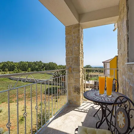 Enchanting Vacation With Pool And Jacuzzi Villa
