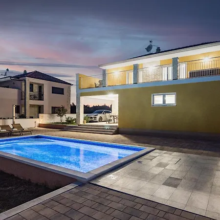 Enchanting Vacation With Pool And Jacuzzi Villa Krnica