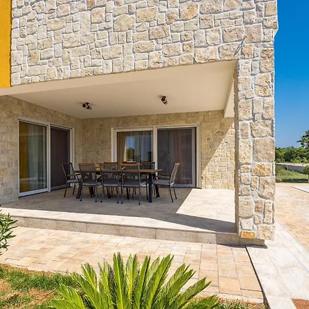 Enchanting Vacation With Pool And Jacuzzi Villa Krnica