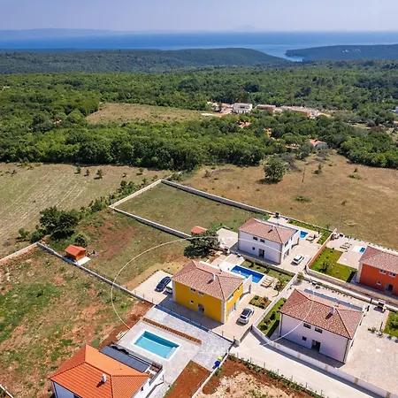 Villa Enchanting Vacation With Pool And Jacuzzi