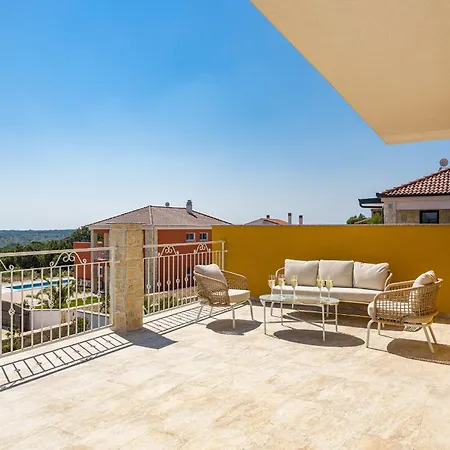 Enchanting Vacation With Pool And Jacuzzi Villa *