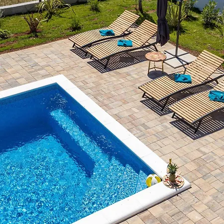Villa Enchanting Vacation With Pool And Jacuzzi