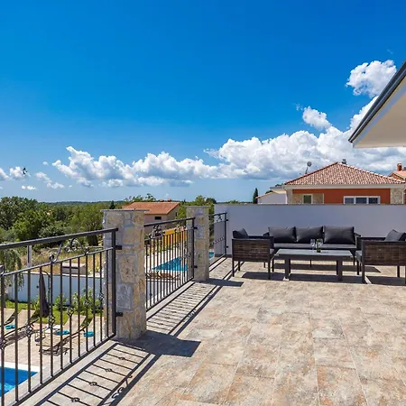 Villa Enchanting Vacation With Pool And Jacuzzi *