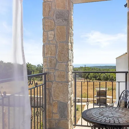 Villa Enchanting Vacation With Pool And Jacuzzi