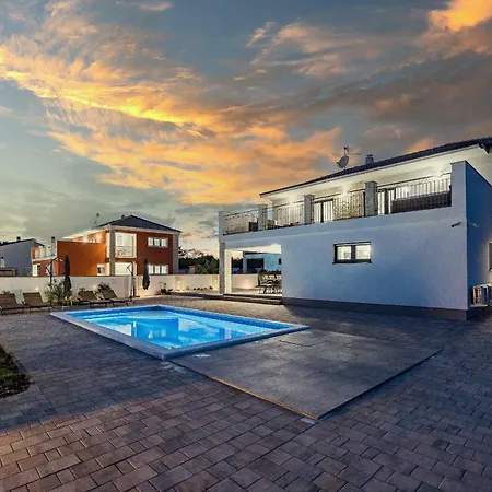 Enchanting Vacation With Pool And Jacuzzi Krnica