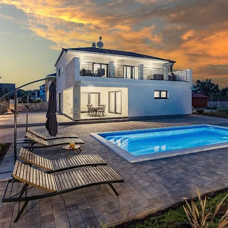 Enchanting Vacation With Pool And Jacuzzi Villa