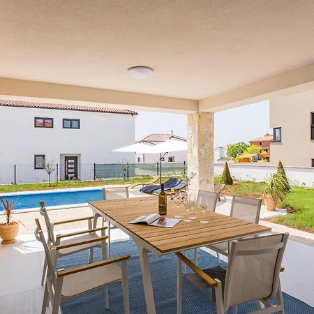 Enchanting Vacation With Pool And Jacuzzi Villa