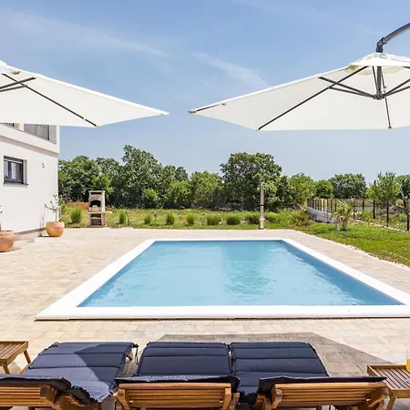 Enchanting Vacation With Pool And Jacuzzi Villa *