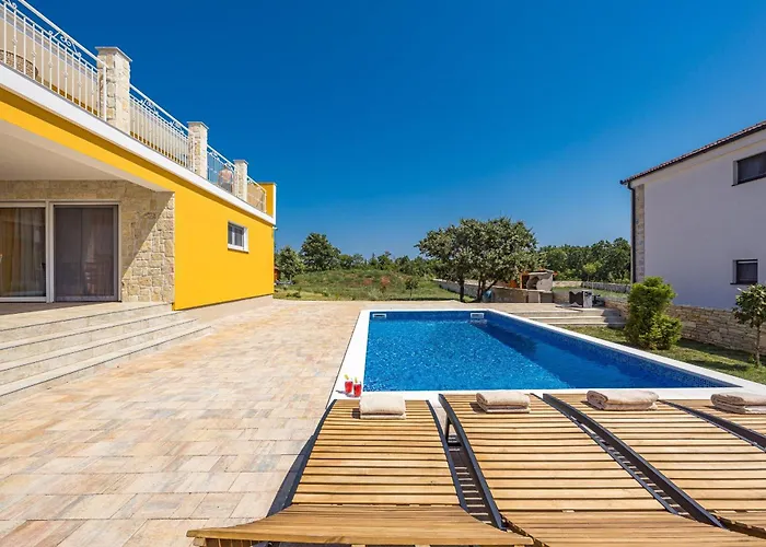 Enchanting Vacation With Pool And Jacuzzi