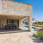 Willa Enchanting Vacation With Pool And Jacuzzi *