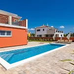 Enchanting Vacation With Pool And Jacuzzi *