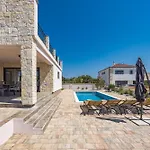 Enchanting Vacation With Pool And Jacuzzi * Krnica