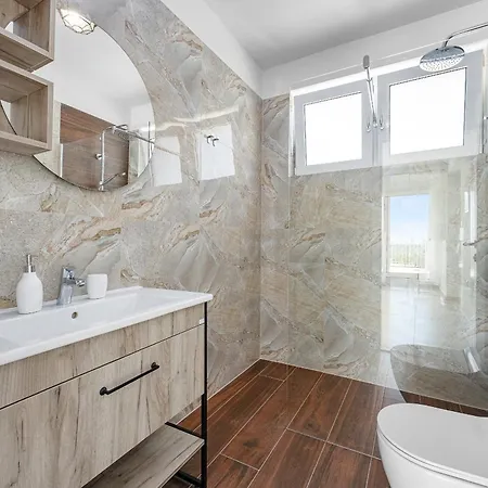 Villa Enchanting Vacation With Pool And Jacuzzi Krnica