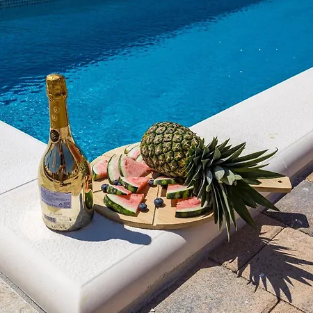Villa Enchanting Vacation With Pool And Jacuzzi