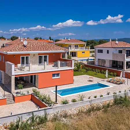 Enchanting Vacation With Pool And Jacuzzi Villa Krnica