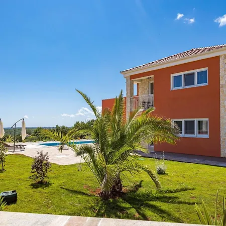 Villa Enchanting Vacation With Pool And Jacuzzi