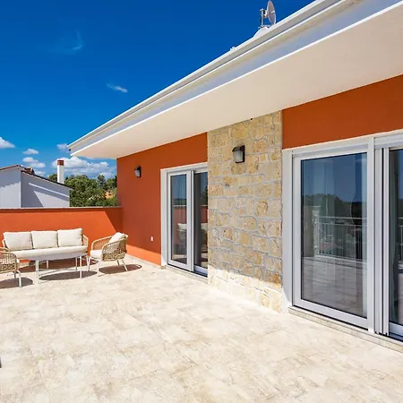 Enchanting Vacation With Pool And Jacuzzi Villa Krnica