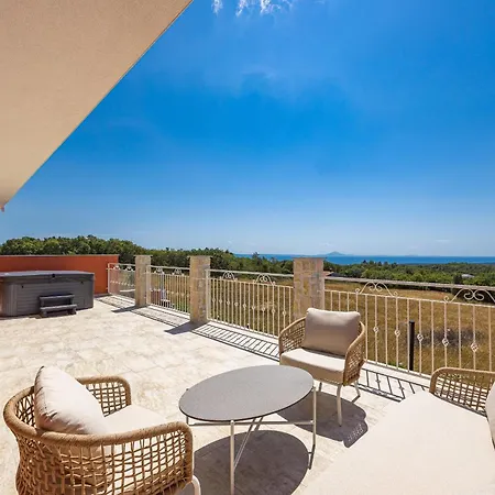 Villa Enchanting Vacation With Pool And Jacuzzi