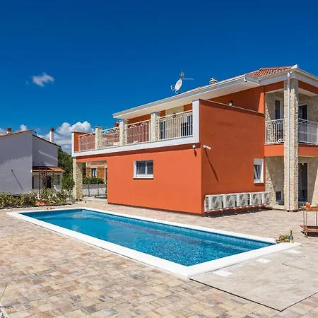 Enchanting Vacation With Pool And Jacuzzi Villa *