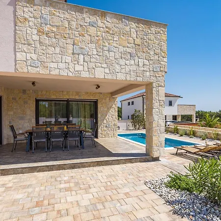 Villa Enchanting Vacation With Pool And Jacuzzi *