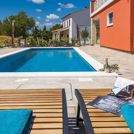 Enchanting Vacation With Pool And Jacuzzi Villa Krnica