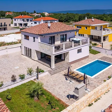 Enchanting Vacation With Pool And Jacuzzi