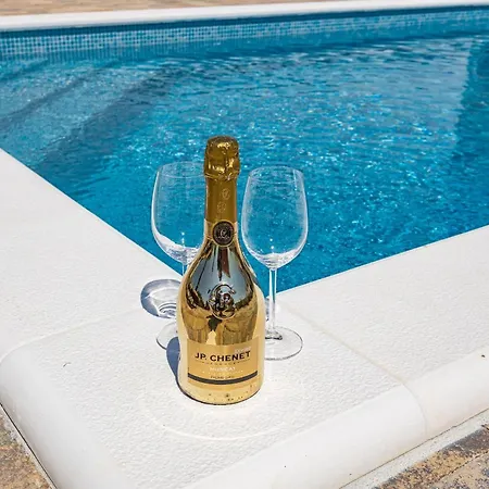 Enchanting Vacation With Pool And Jacuzzi Villa Krnica