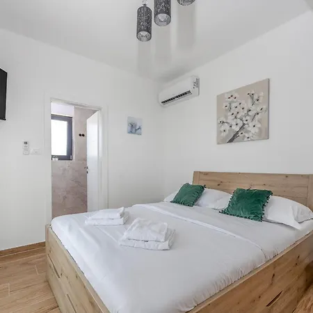 Villa Enchanting Vacation With Pool And Jacuzzi Krnica