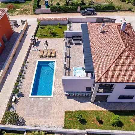 Enchanting Vacation With Pool And Jacuzzi Villa *