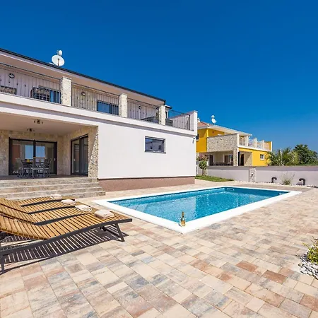 Villa Enchanting Vacation With Pool And Jacuzzi *