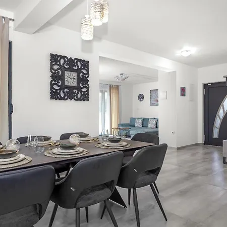 Villa Enchanting Vacation With Pool And Jacuzzi