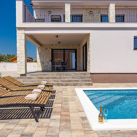 Enchanting Vacation With Pool And Jacuzzi Villa Krnica