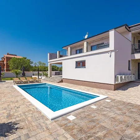 Enchanting Vacation With Pool And Jacuzzi Villa *