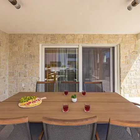 Enchanting Vacation With Pool And Jacuzzi Villa Krnica