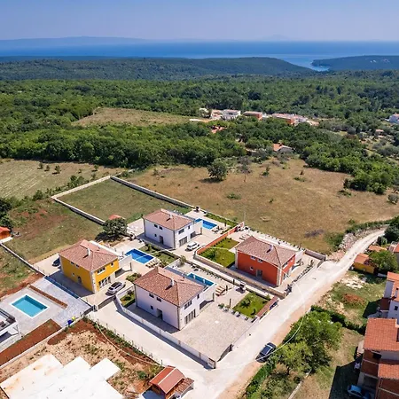 Enchanting Vacation With Pool And Jacuzzi *