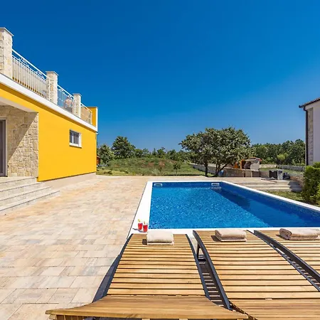 Enchanting Vacation With Pool And Jacuzzi