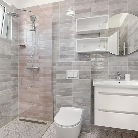 Enchanting Vacation With Pool And Jacuzzi Villa Krnica